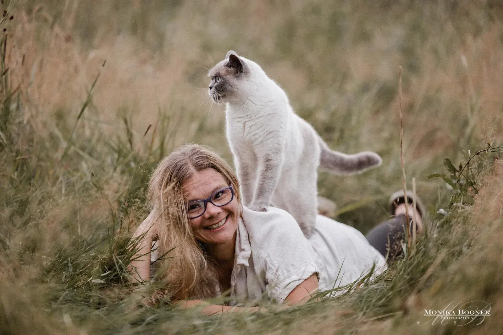 Yvonne Obermüller lacht mit einer weißen Katze