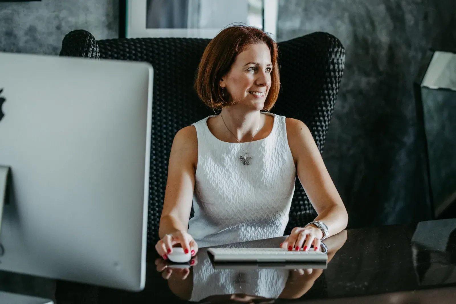 Unternehmerin an ihrem Arbeitsplatz bei einem Personal Branding Shooting