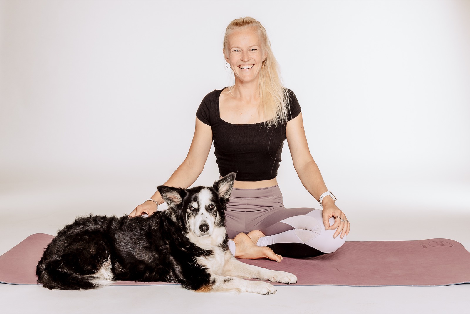 Personal Branding einer Yogalehrerin gemeinsam mit ihrem Hund